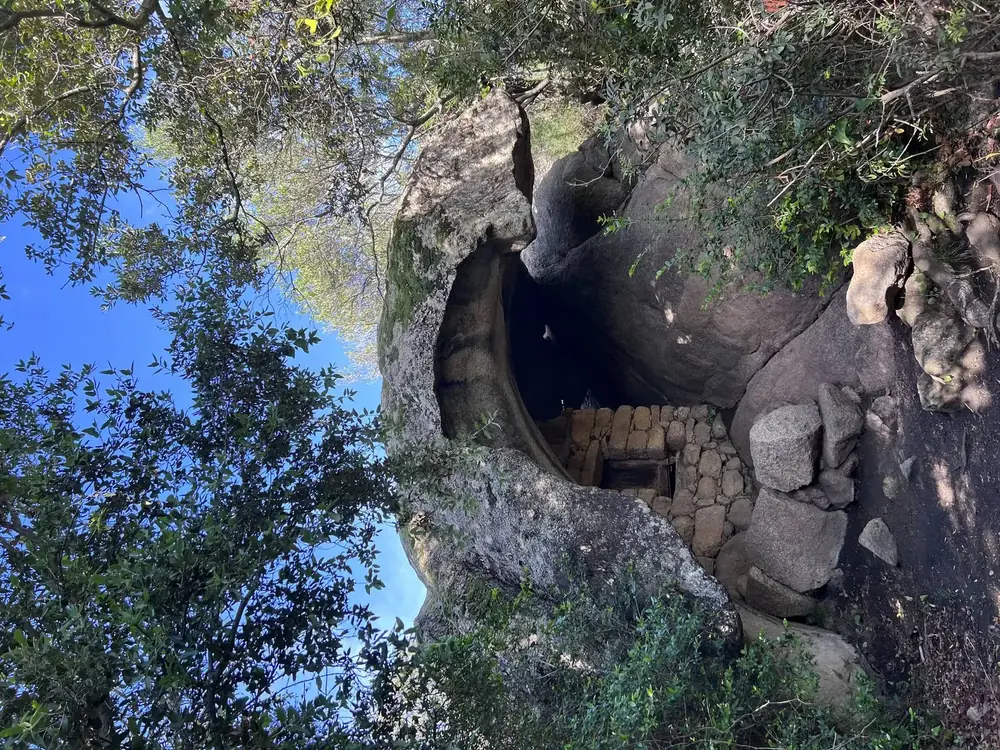 Sentier du patrimoine de Monaccia d'Aullène - grottes préhistoriques Corse du Sud