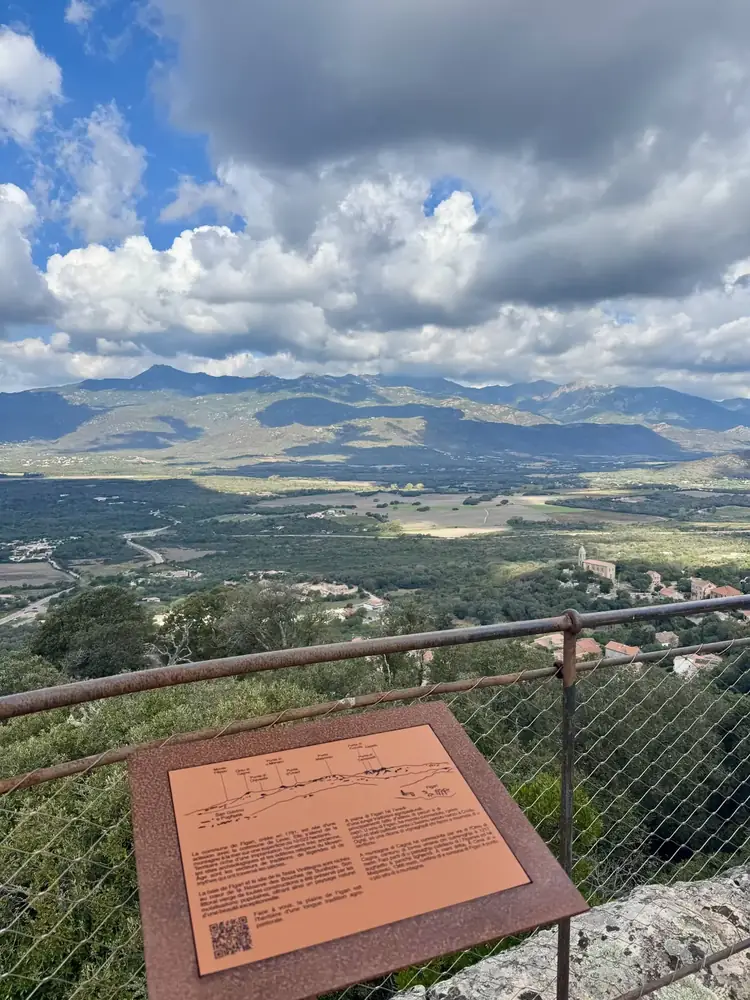 Vue panoramique sur la plaine de Figari - sentier du patrimoine Corse du Sud